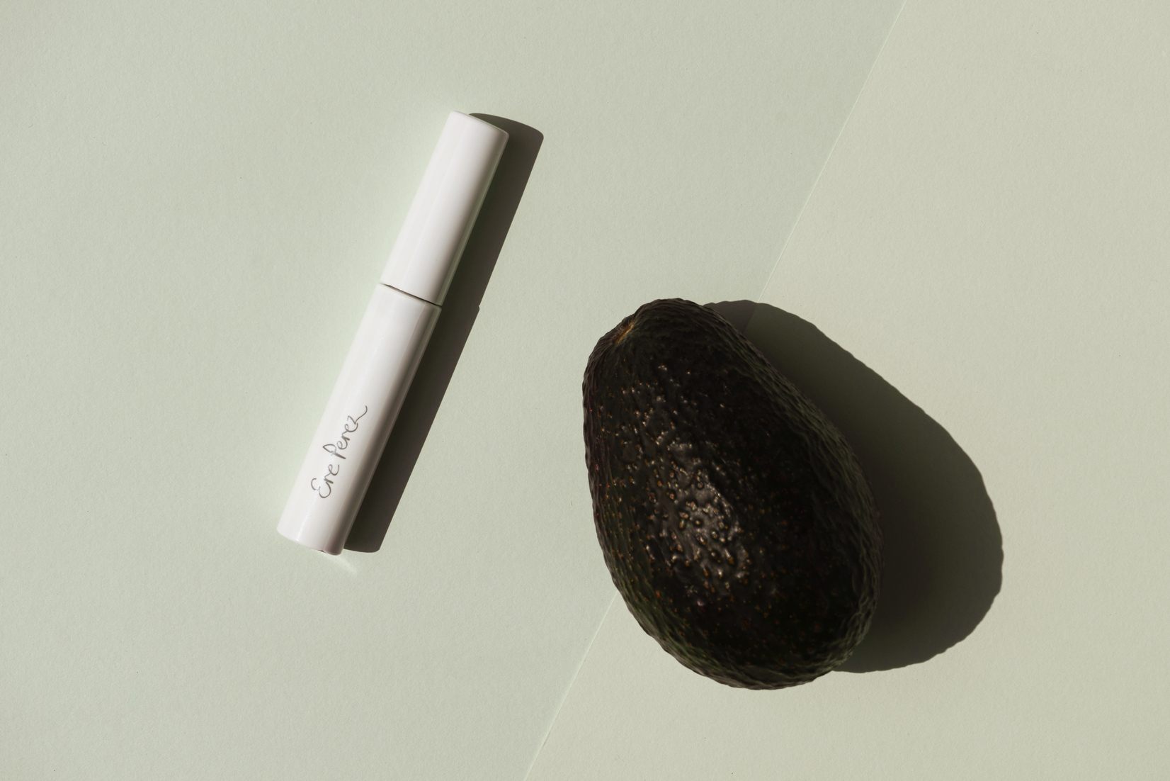 ere-perez-rasenka-s-avokadem